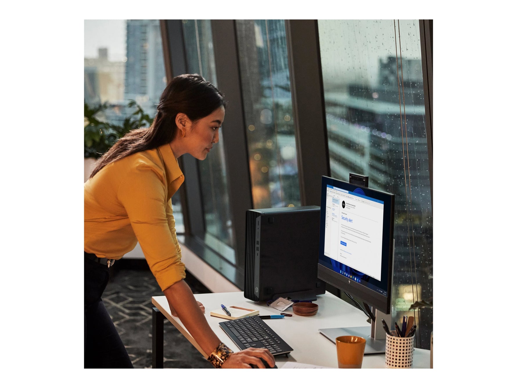 HP Elite 800 G9 - SFF Core i7 i7-14700 / up to 5.4 GHz - RAM 32 GB - SSD 256 GB - NVMe - UHD Graphics 770 - Gigabit Ethernet - Win 11 Pro - monitor: none - keyboard: US